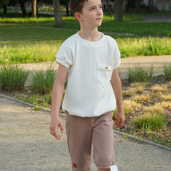Wygodny T-shirt dla chłopca, wykonany w fasonie pudełkowym
