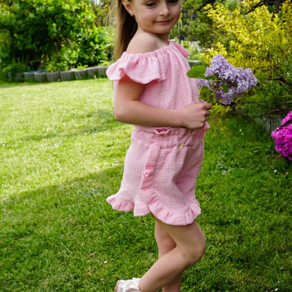 Dwuczęściowy Komplet: Top Typu „Hiszpanka” ze Spodenkami Ozdobionymi Uroczą Falbanką Przyszytą Dokoła Nogawek