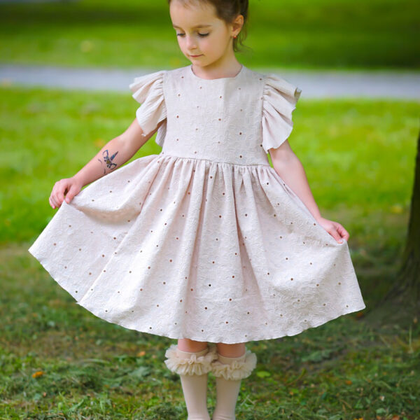 Beżowa Sukienka z Batystu Haftowanego to Wyjątkowa Propozycja dla Każdej Dziewczynki