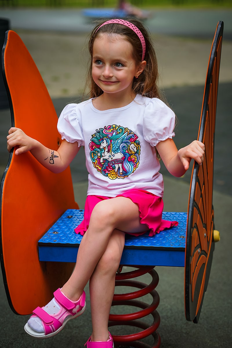 Dwuczęściowy Komplet: Biała Elegancka, Bawełniana Bluzeczka z Cudowną Aplikacją oraz ze Spódnico-Spodenkami - obrazek 5