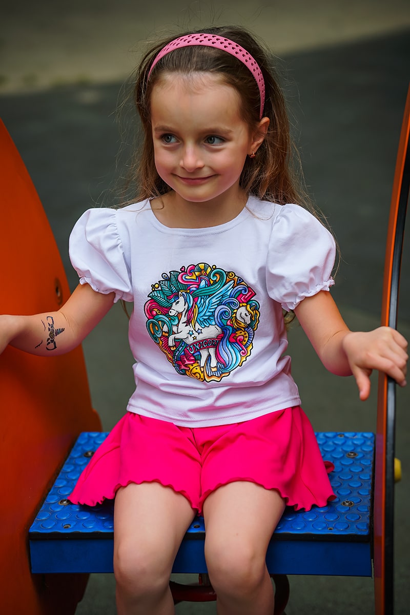 Dwuczęściowy Komplet: Biała Elegancka, Bawełniana Bluzeczka z Cudowną Aplikacją oraz ze Spódnico-Spodenkami - obrazek 4