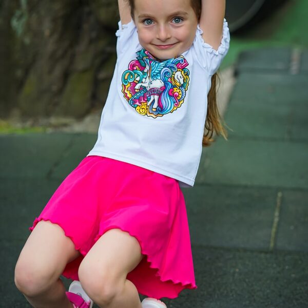 Dwuczęściowy Komplet: Biała Elegancka, Bawełniana Bluzeczka z Cudowną Aplikacją oraz ze Spódnico-Spodenkami