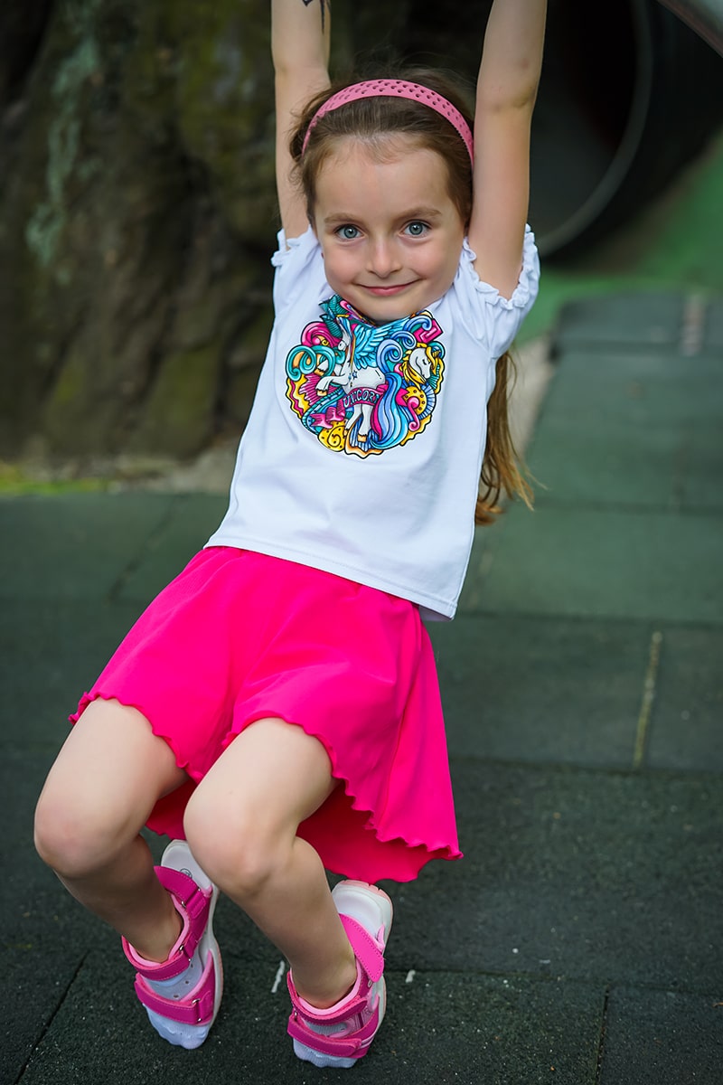 Dwuczęściowy Komplet: Biała Elegancka, Bawełniana Bluzeczka z Cudowną Aplikacją oraz ze Spódnico-Spodenkami