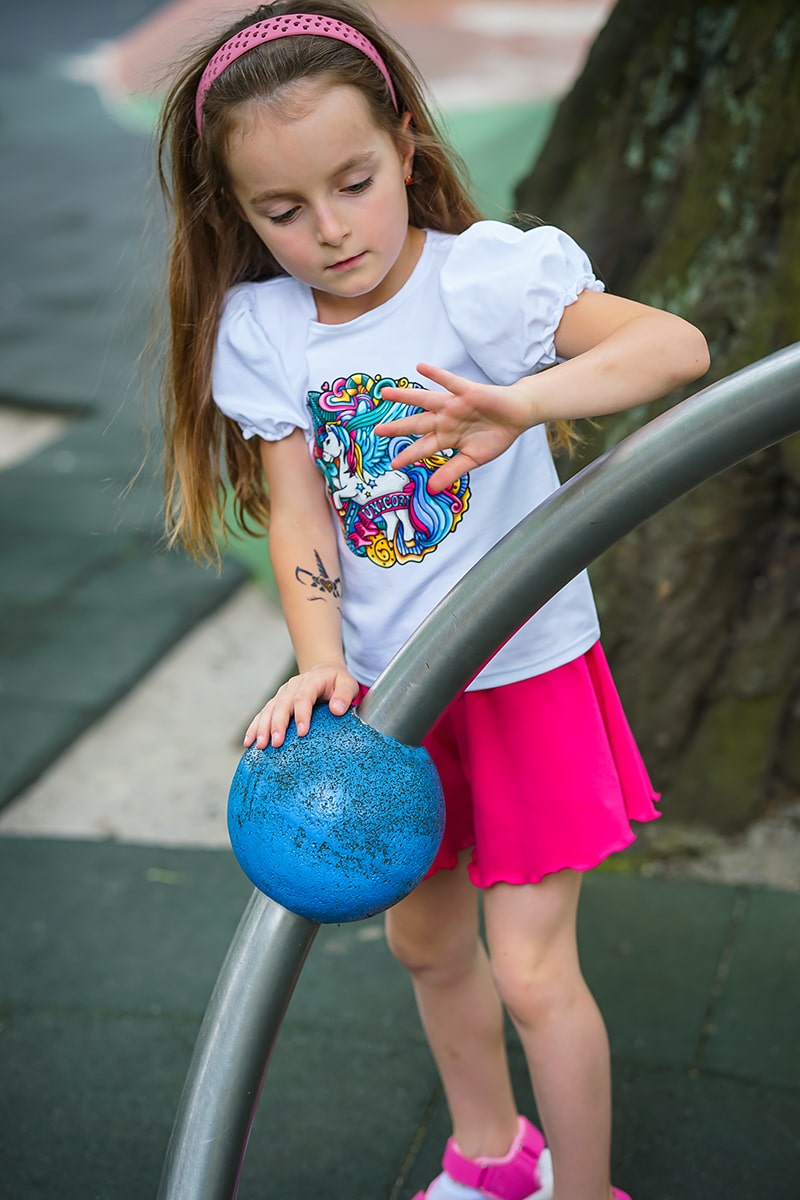 Dwuczęściowy Komplet: Biała Elegancka, Bawełniana Bluzeczka z Cudowną Aplikacją oraz ze Spódnico-Spodenkami - obrazek 3