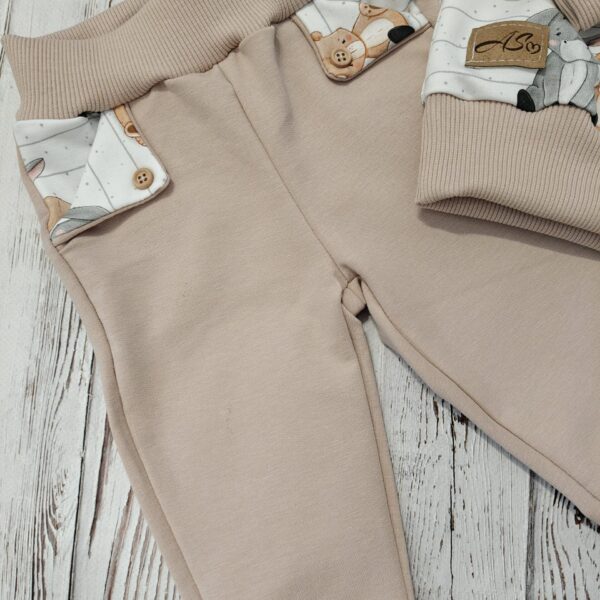 Spodnie w fasonie basic z cudownymi wywijanymi kieszonkami zakończonymi guziczkami