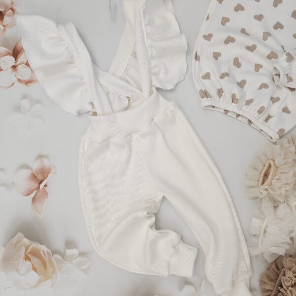 Spodnie na szelkach z efektownymi falbankami