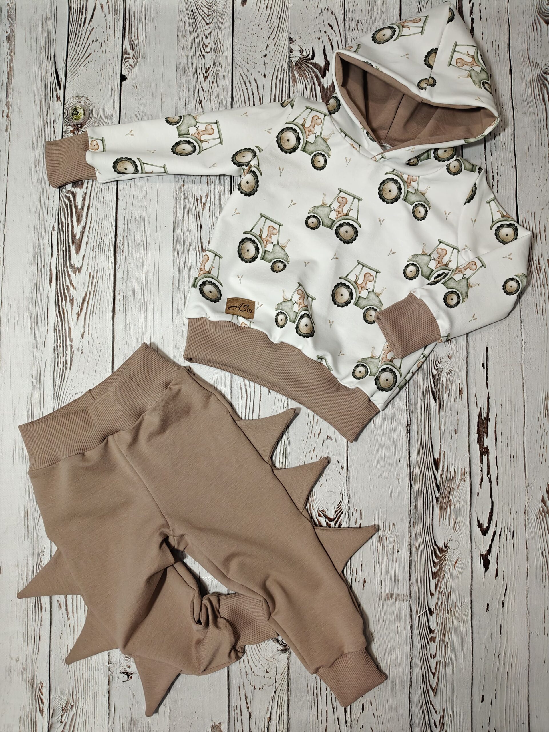 Urocza i praktyczna bluza niemowlęca z kolorowym wzorem dinozaurów - obrazek 4