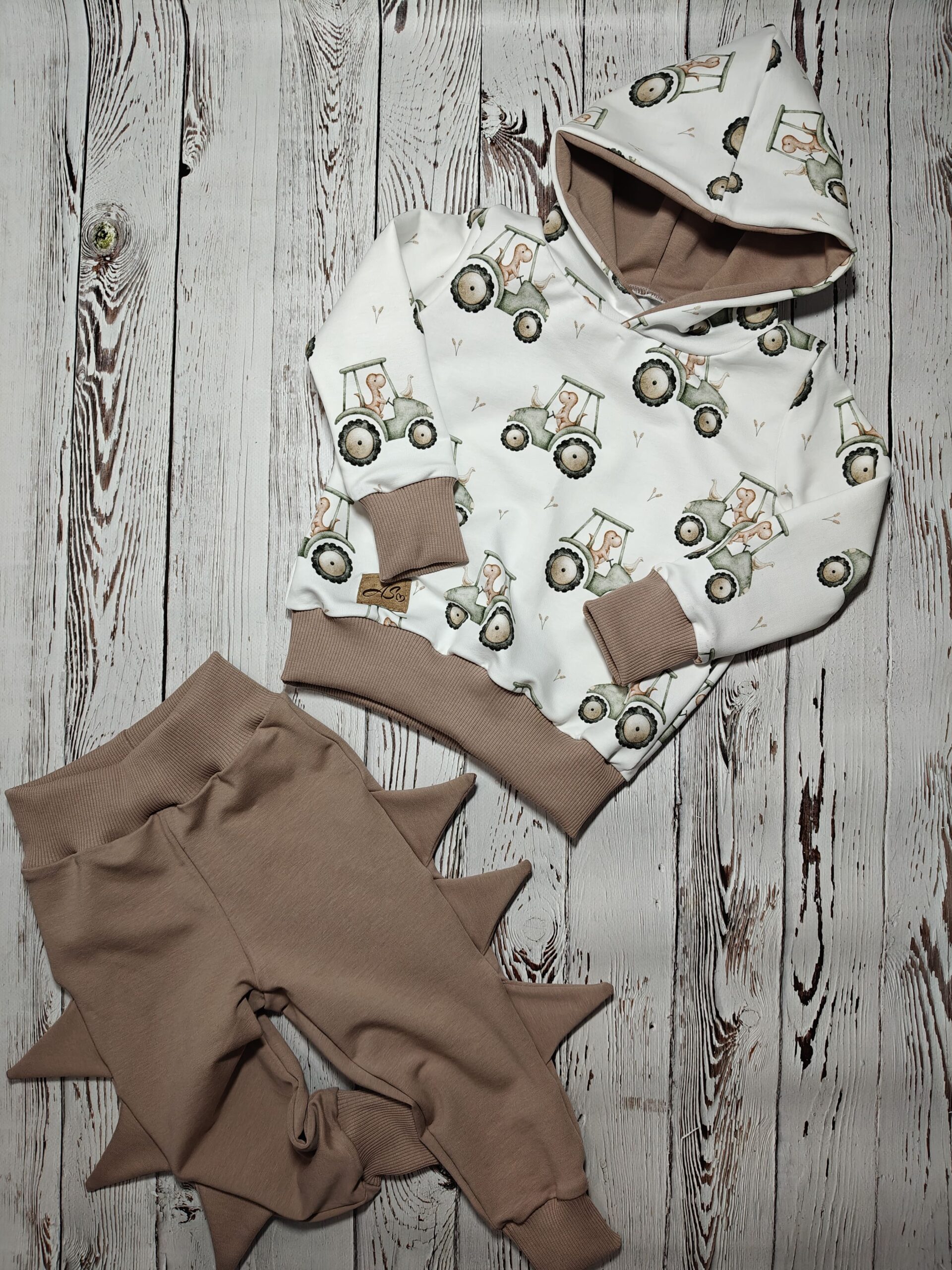 Urocza i praktyczna bluza niemowlęca z kolorowym wzorem dinozaurów - obrazek 3