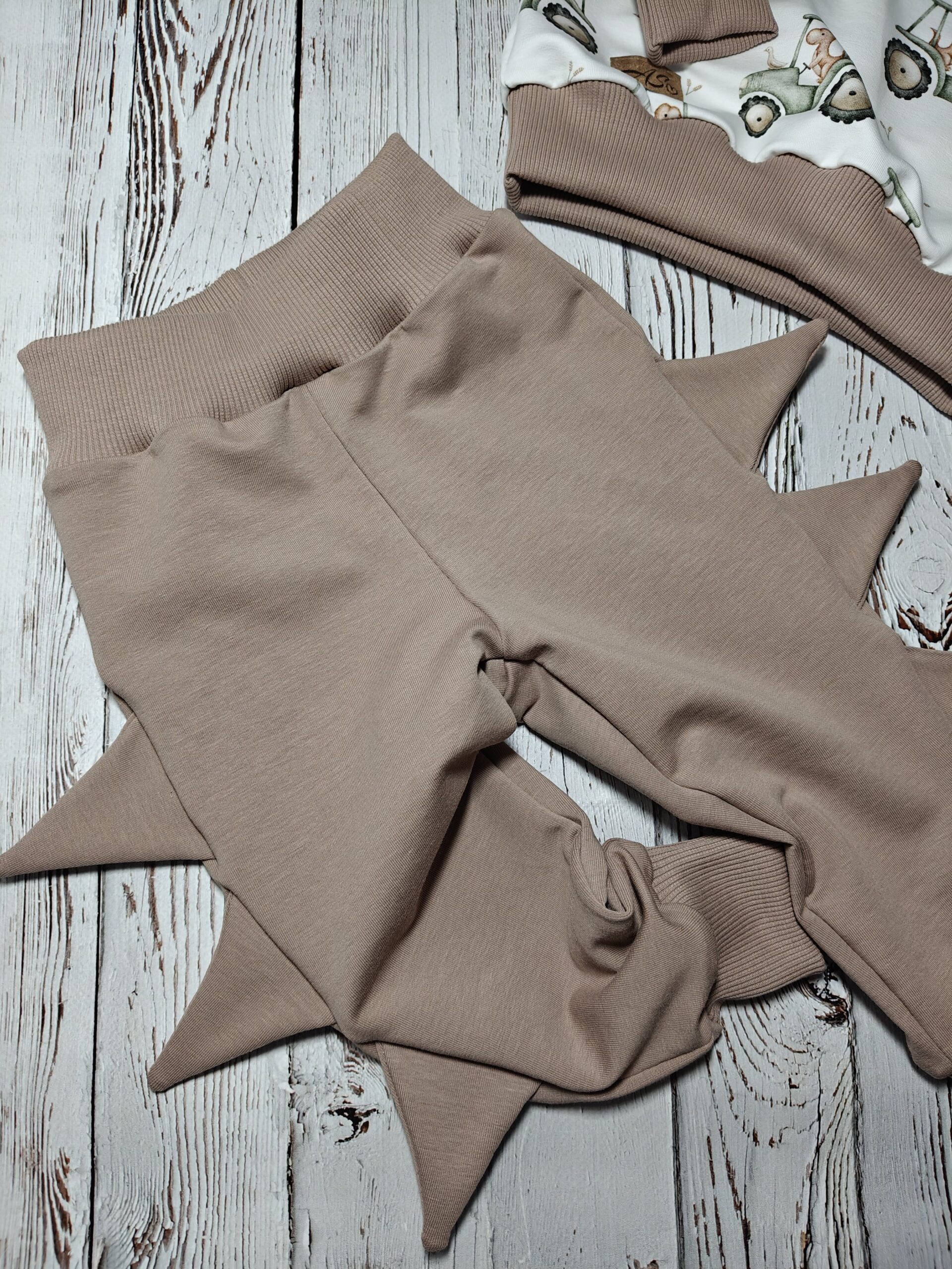 Urocza i praktyczna bluza niemowlęca z kolorowym wzorem dinozaurów - obrazek 2