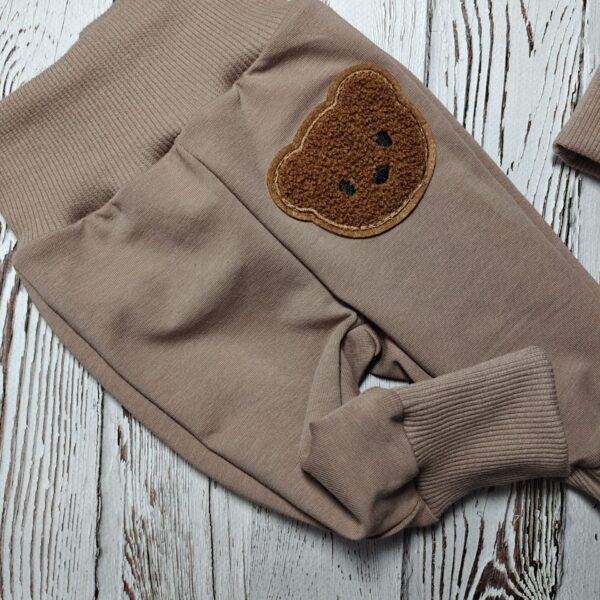 Spodnie w są w fasonie basic z uroczą aplikacją misia