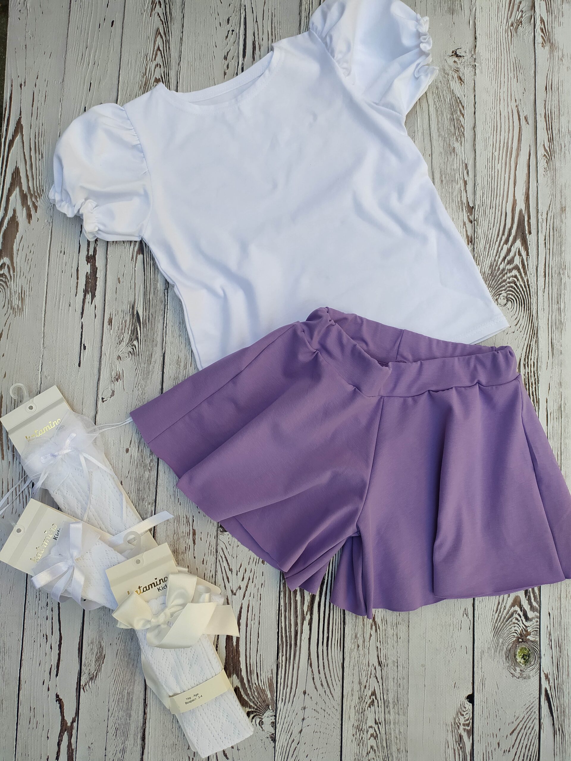 Rewelacyjny dwuczęściowy komplet: biała elegancka, bawełniana bluzeczka ze spódnico- spodenkami