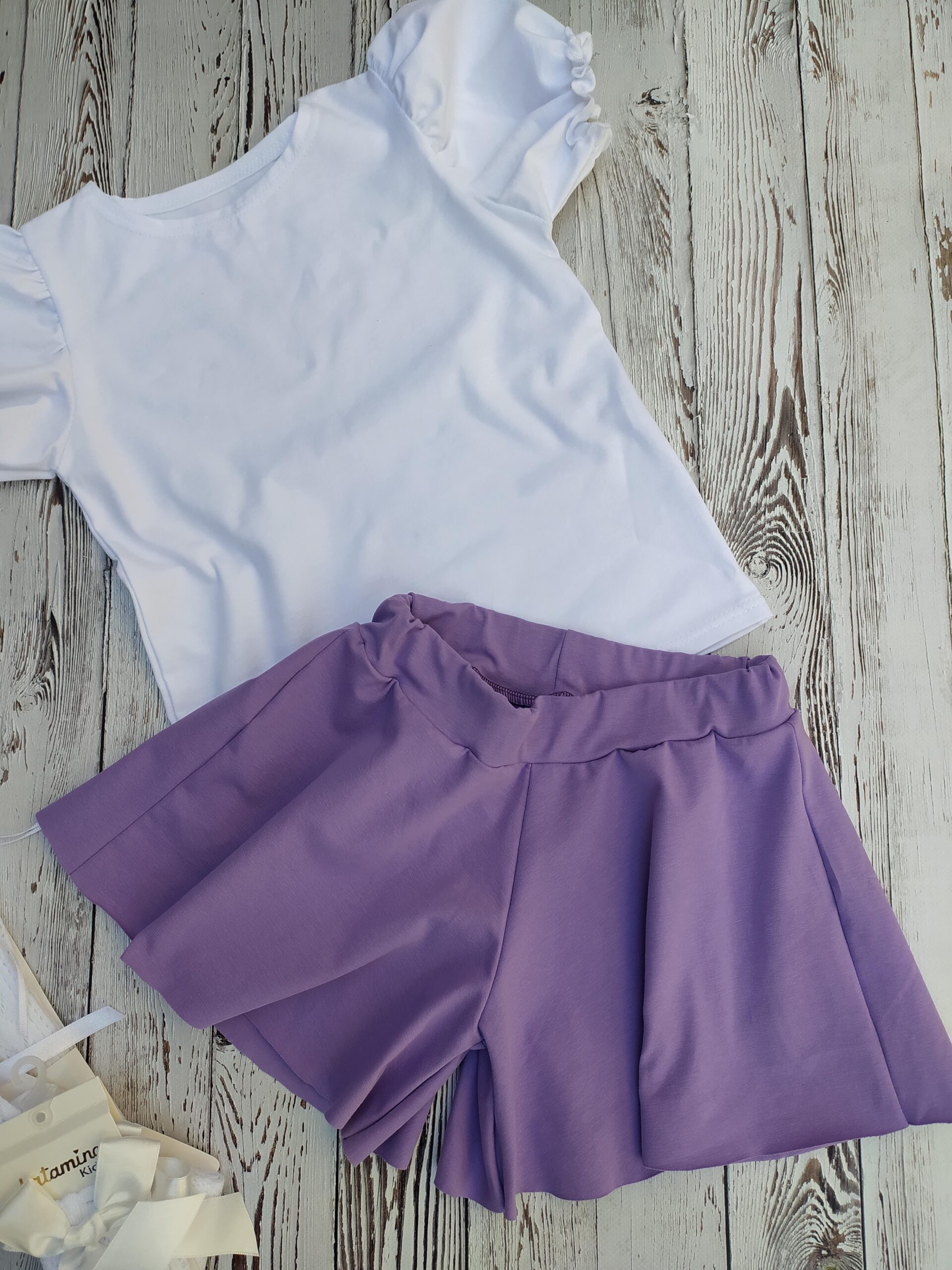 Rewelacyjny dwuczęściowy komplet: biała elegancka, bawełniana bluzeczka ze spódnico- spodenkami - obrazek 2