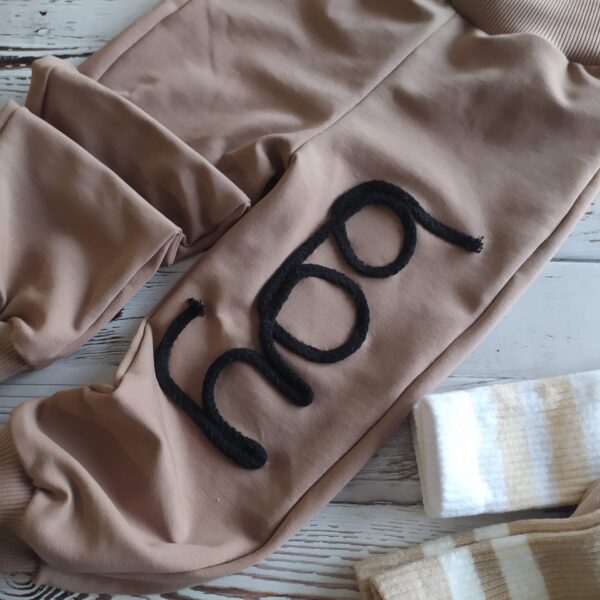 Dresowe spodnie z aplikacją wykonane z miękkiej bawełny