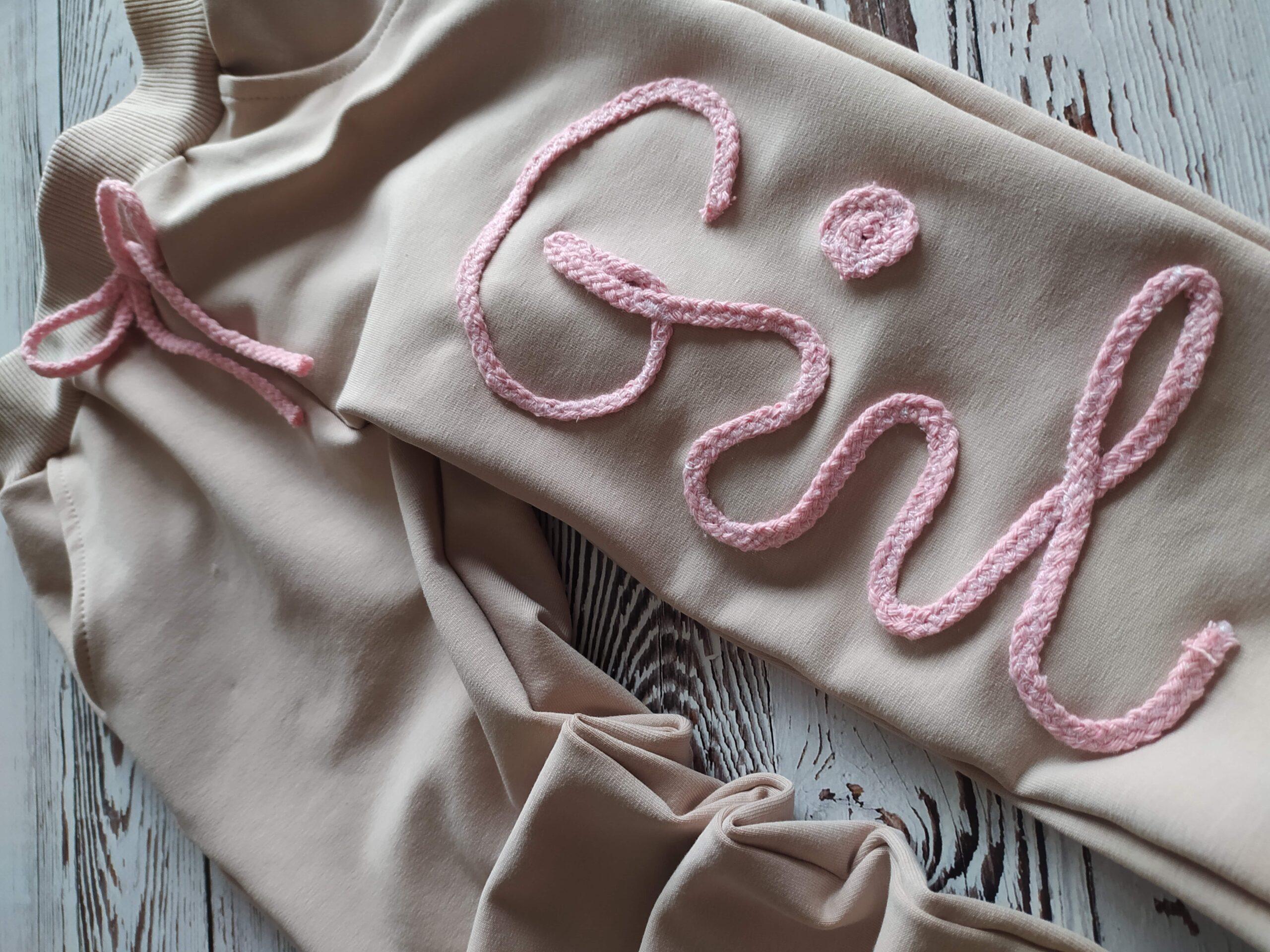 Dresowe spodnie z aplikacją wykonane z miękkiej bawełny z dodatkowym efektownym napisem „GIRL”