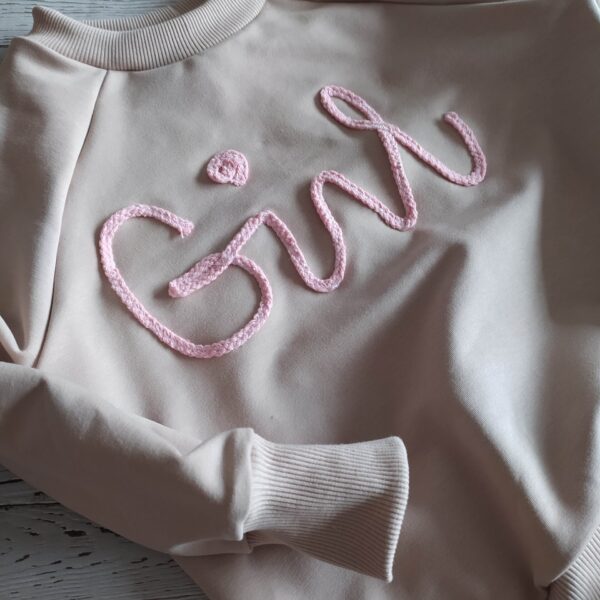 Komfortowa nierozpinana bluza z efektownym napisem "GIRL"