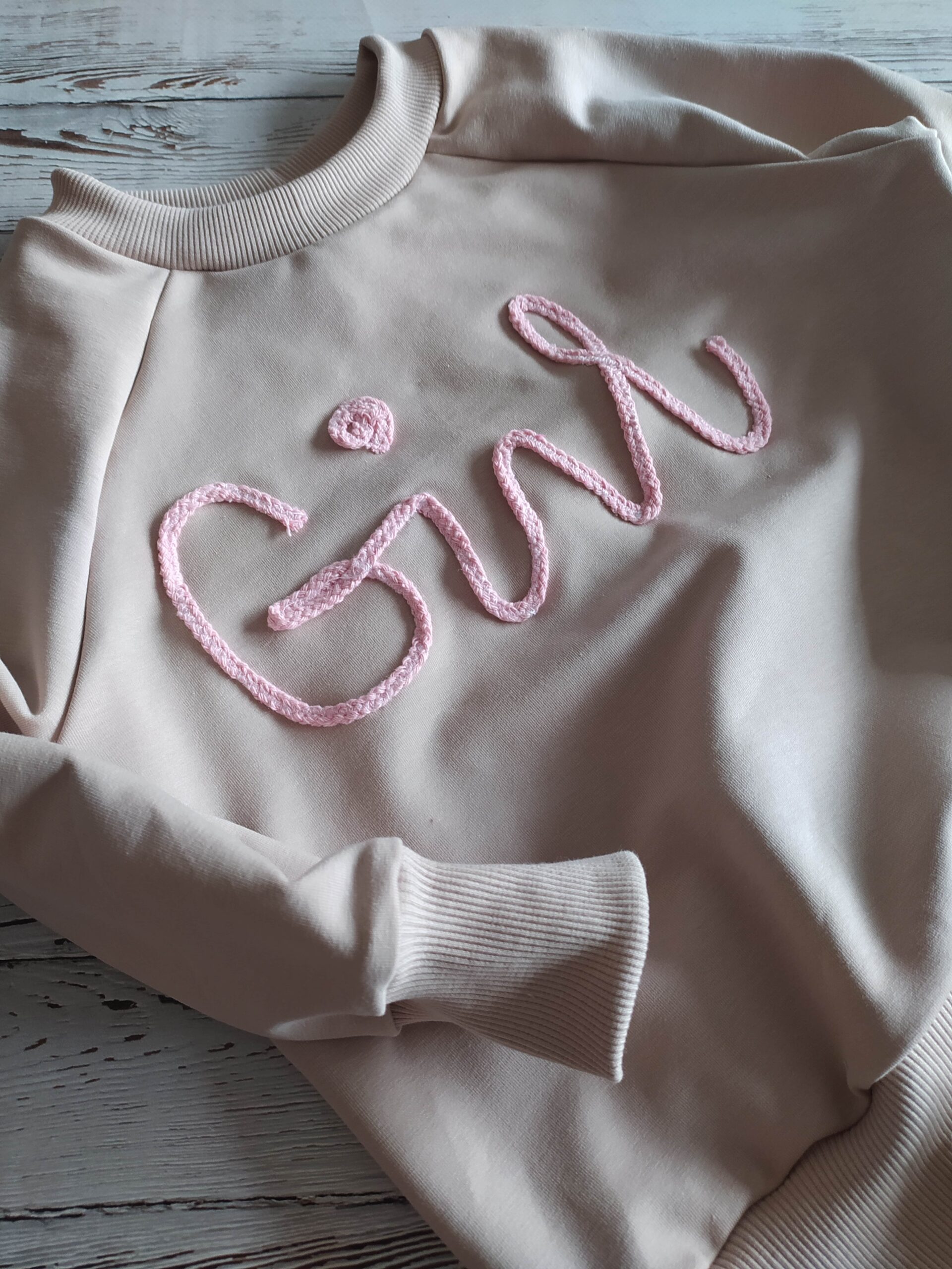 Dresowe spodnie z aplikacją wykonane z miękkiej bawełny z dodatkowym efektownym napisem „GIRL” - obrazek 2