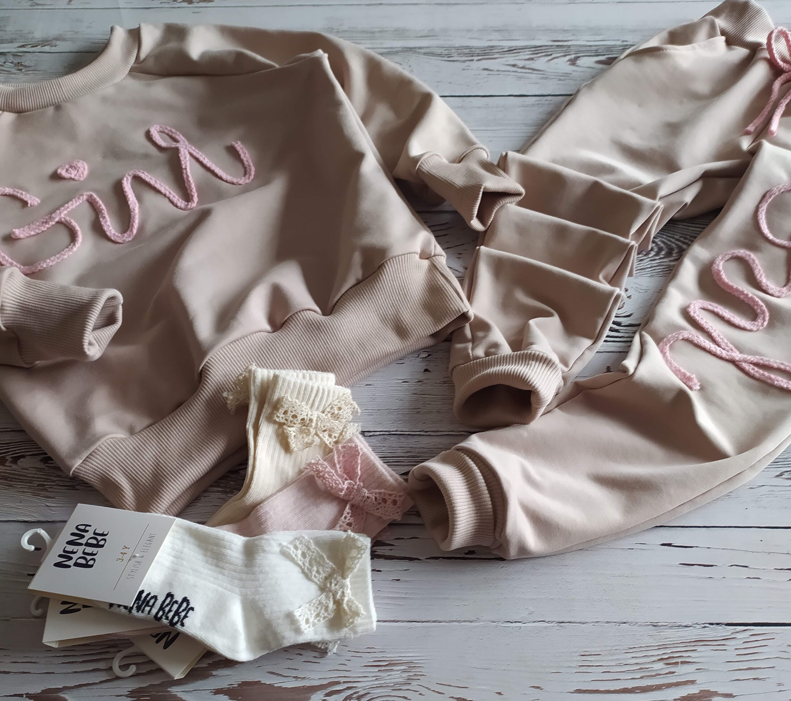 Dresowe spodnie z aplikacją wykonane z miękkiej bawełny z dodatkowym efektownym napisem „GIRL” - obrazek 3