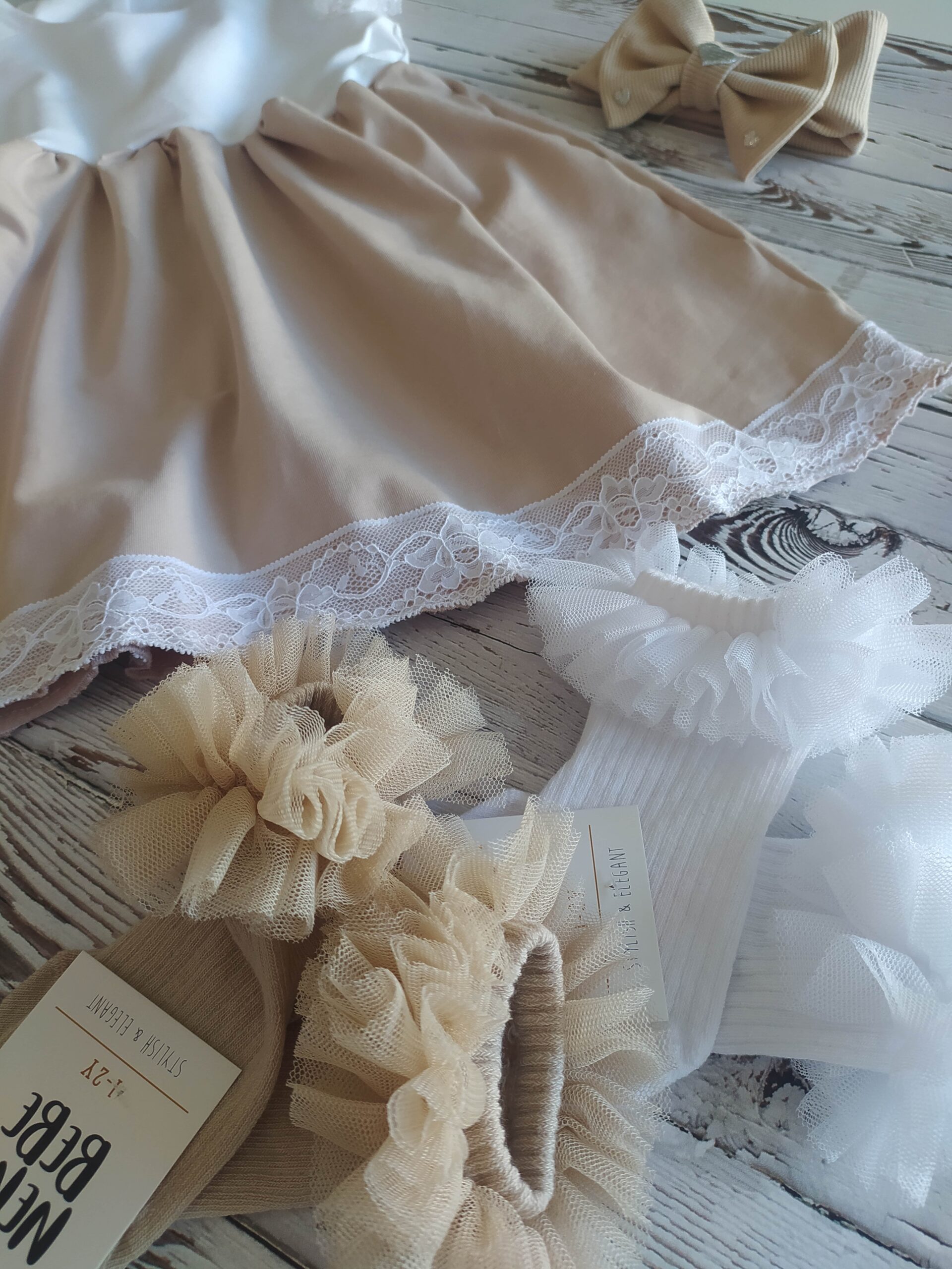 Sukienka z efektownym rękawkiem z koronki - obrazek 4