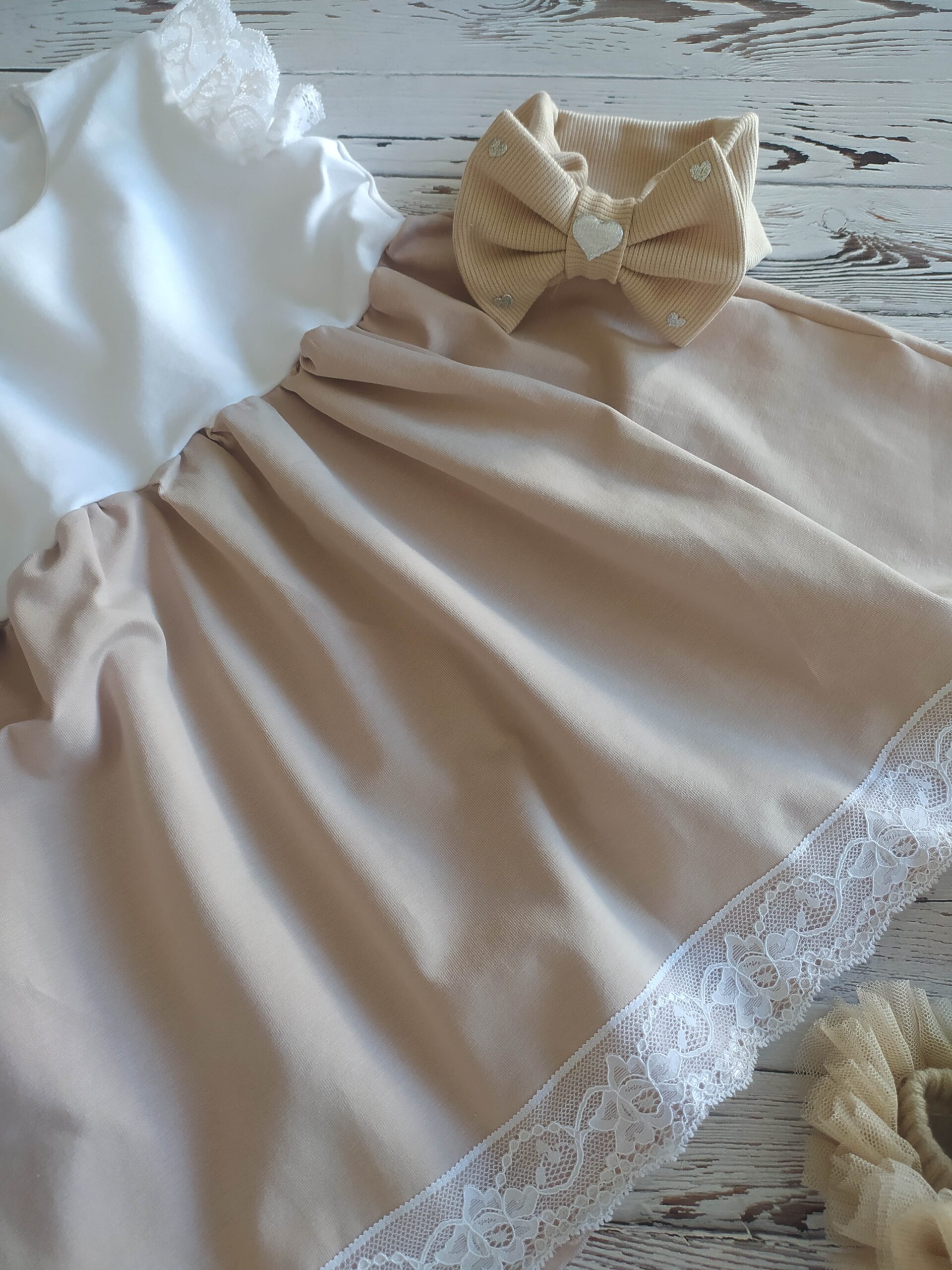 Sukienka z efektownym rękawkiem z koronki - obrazek 5