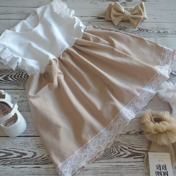 Sukienka z efektownym rękawkiem z koronki