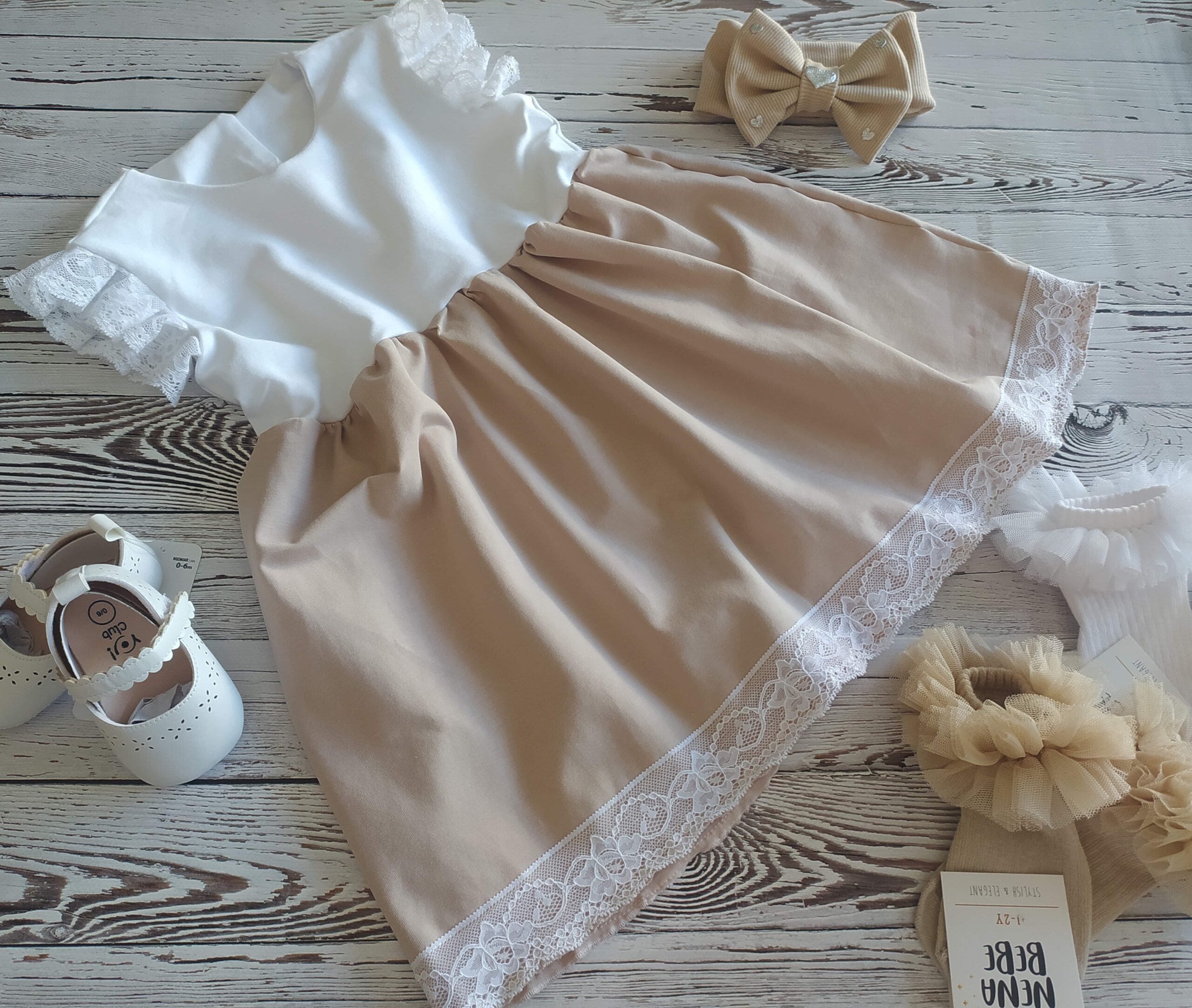 Sukienka z efektownym rękawkiem z koronki