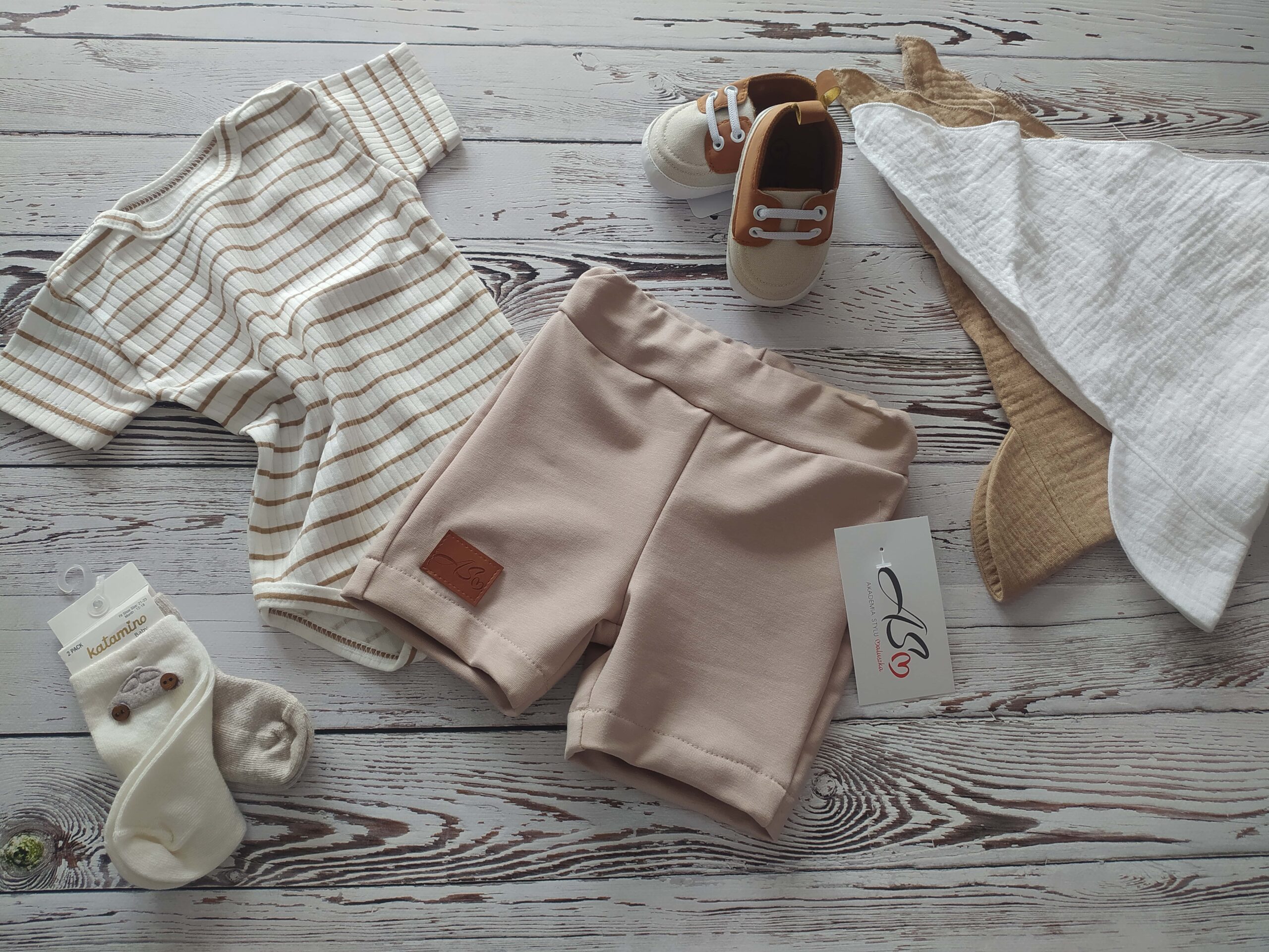 Miękkie body z krótkim rękawem w biało beżowe paseczki