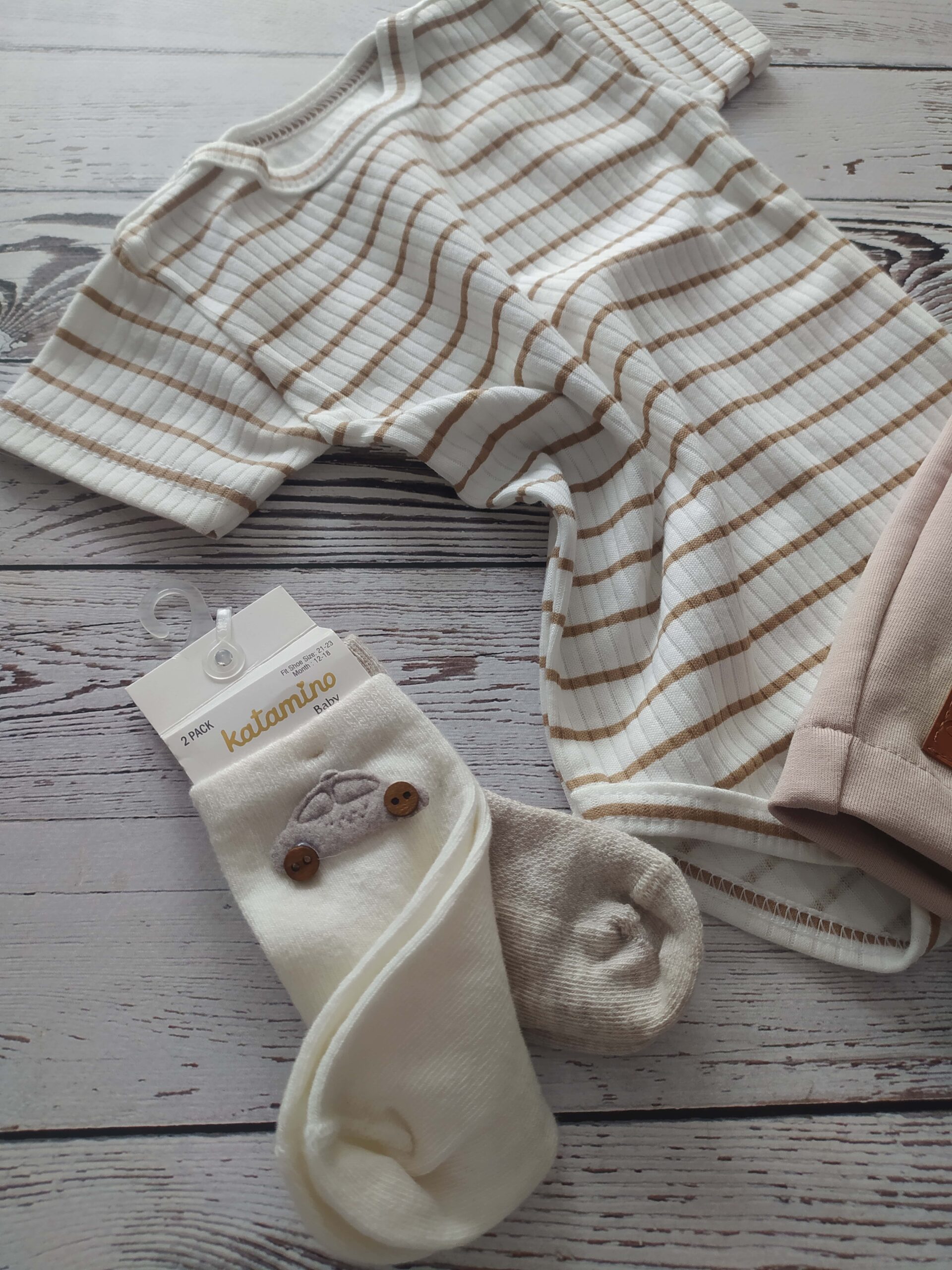 Miękkie body z krótkim rękawem w biało beżowe paseczki - obrazek 3