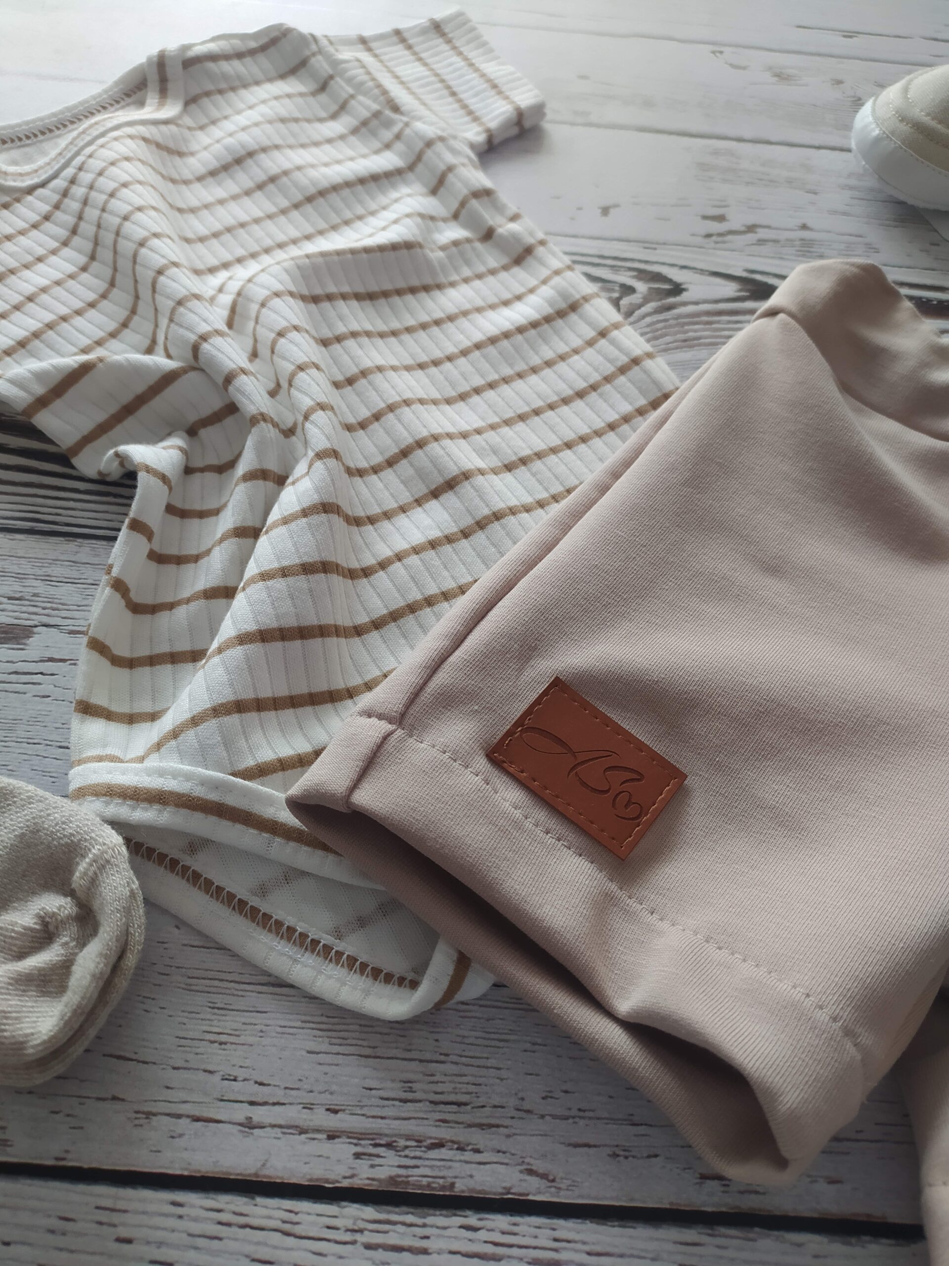 Miękkie body z krótkim rękawem w biało beżowe paseczki - obrazek 2