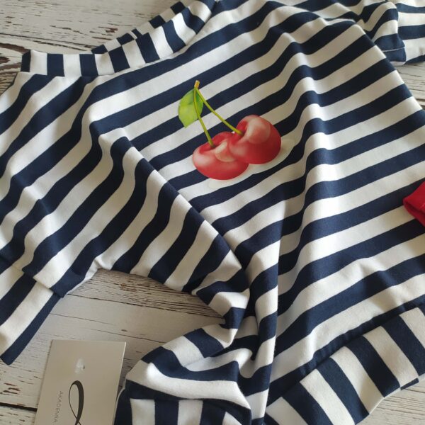 Wygodny T-shirt dla dziewczynki, wykonany w fasonie pudełkowym z piękną aplikacją wisienki