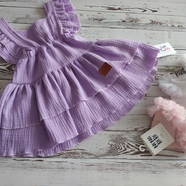 Niezwykle efektowna, falbaniasta i dziewczęca sukienka z muślinu