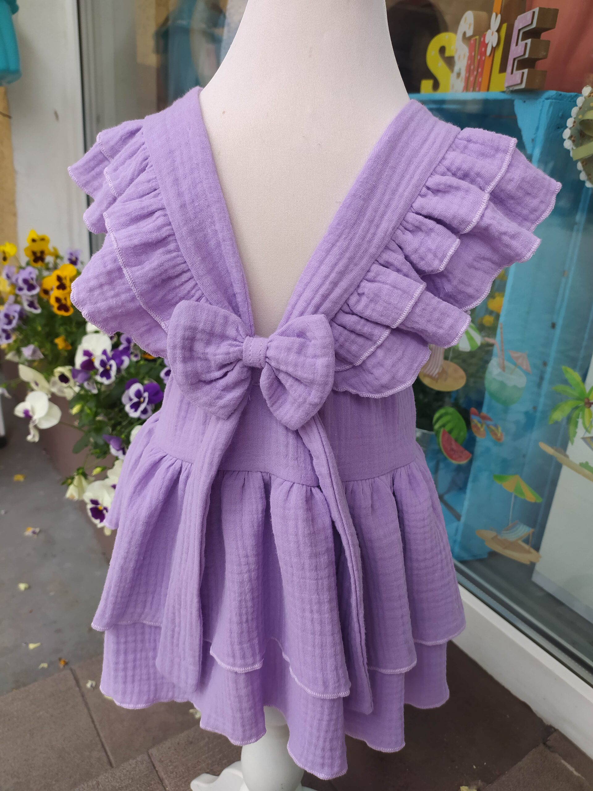 Niezwykle efektowna, falbaniasta i dziewczęca sukienka z muślinu - obrazek 3