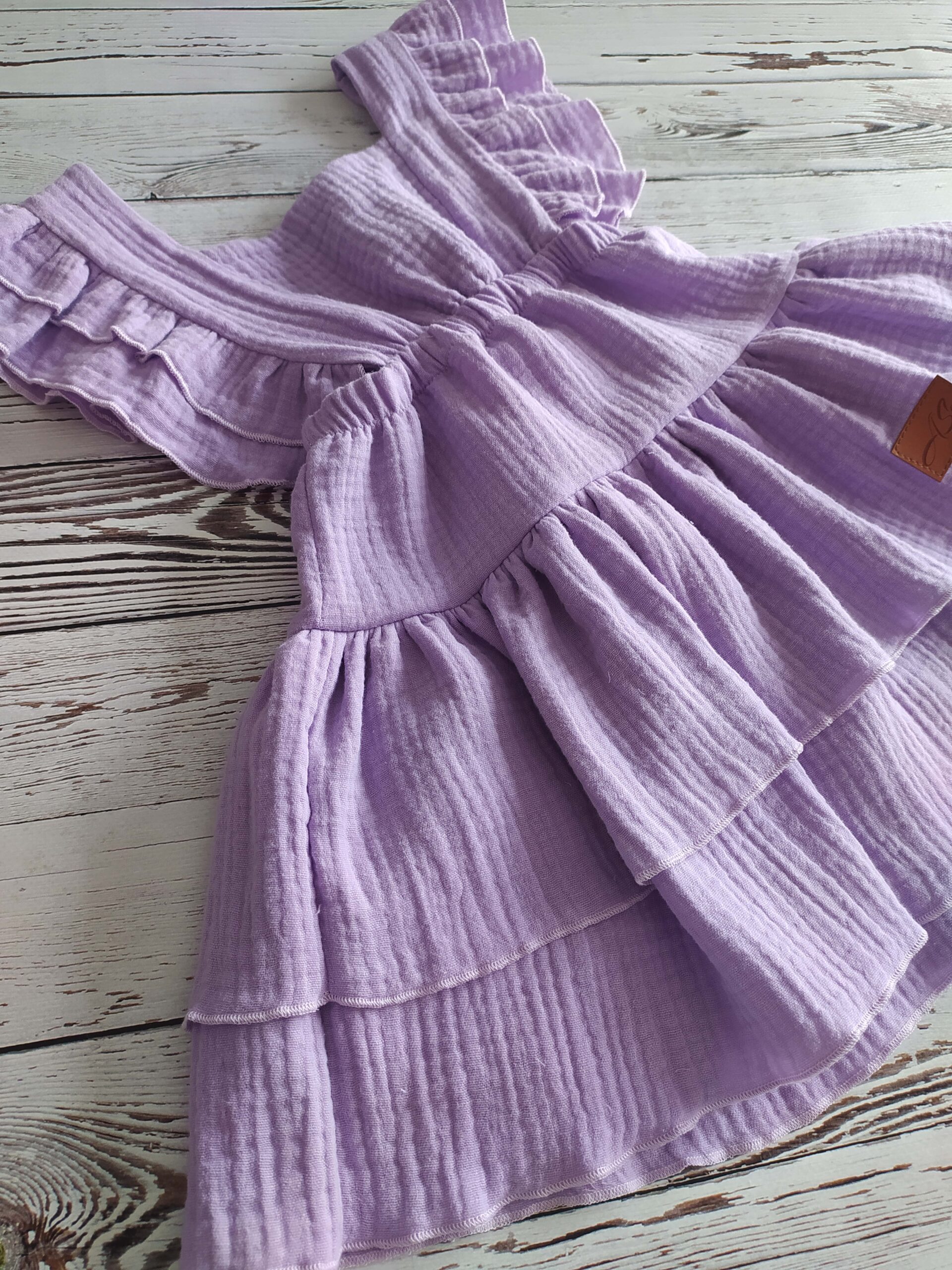 Niezwykle efektowna, falbaniasta i dziewczęca sukienka z muślinu - obrazek 2