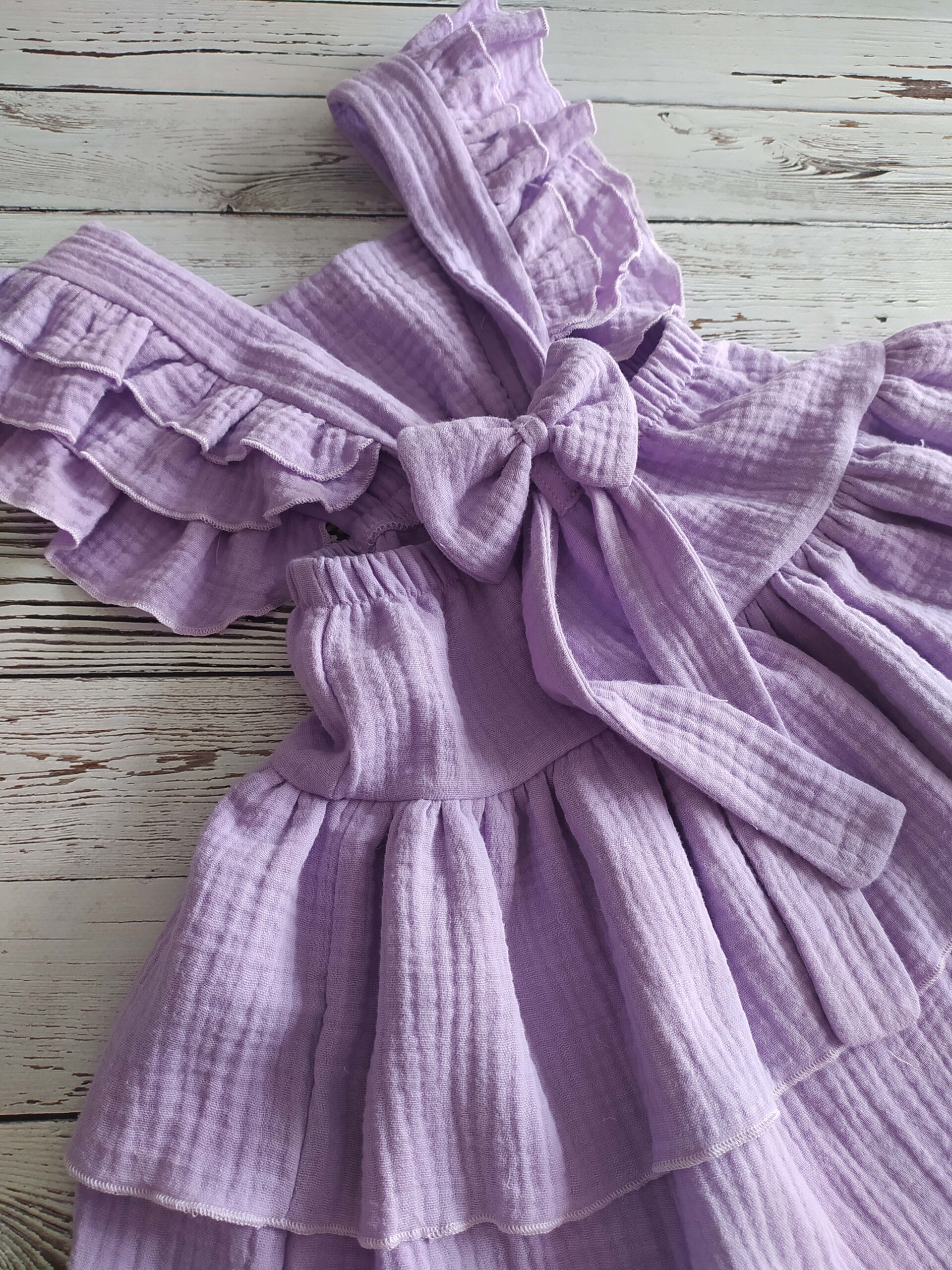 Niezwykle efektowna, falbaniasta i dziewczęca sukienka z muślinu - obrazek 5