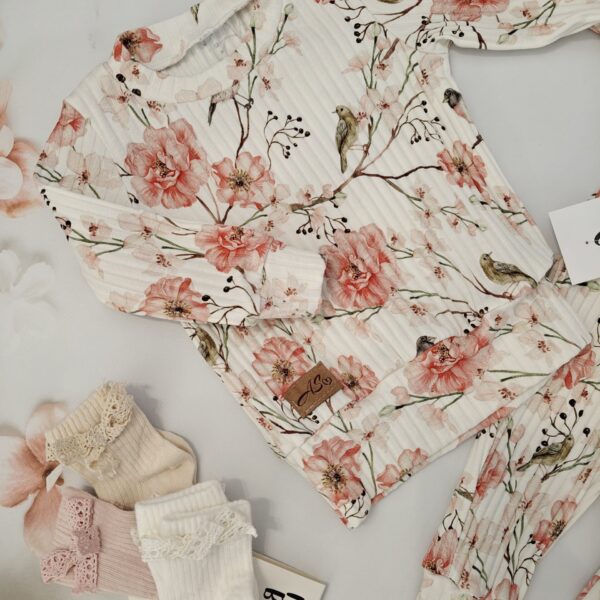 Dziewczęca bluzeczka z cudownym nadrukiem kwiatów i ptaszków z długim rękawem zakończonym mankiecikiem