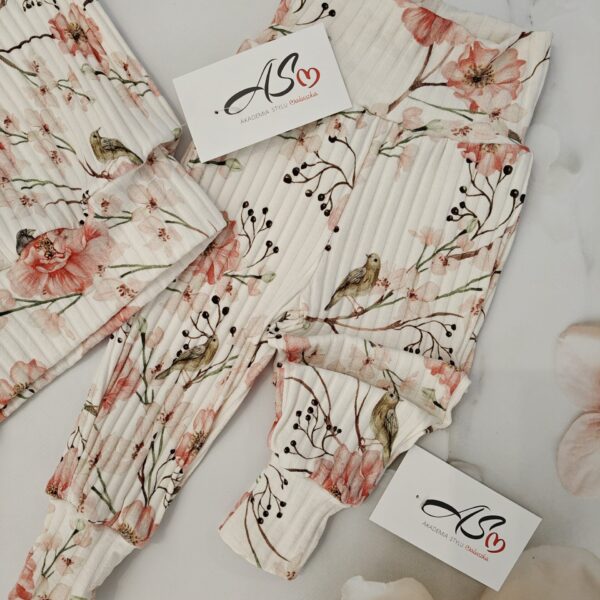 Spodnie z dzianiny prążkowanej w kwiatowy wzór