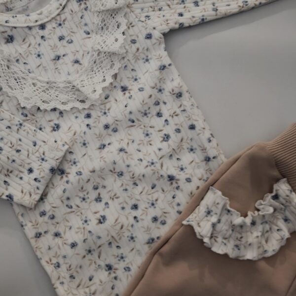 Dziewczęce body z długim rękawem w pięknym wzorze niezapominajki