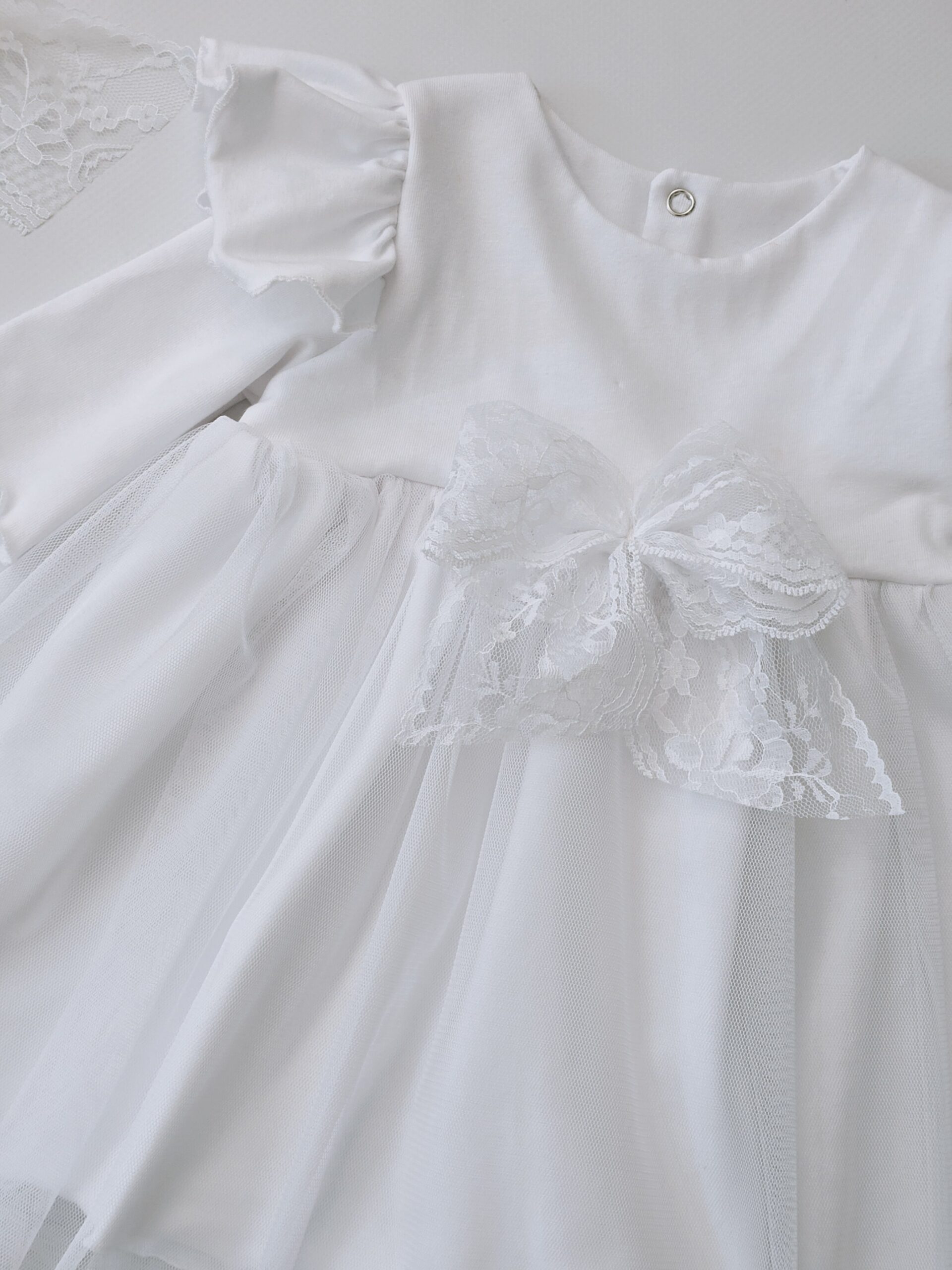 Urocza sukienka z tiulowym dołem i dodatkiem w rękawku - obrazek 3