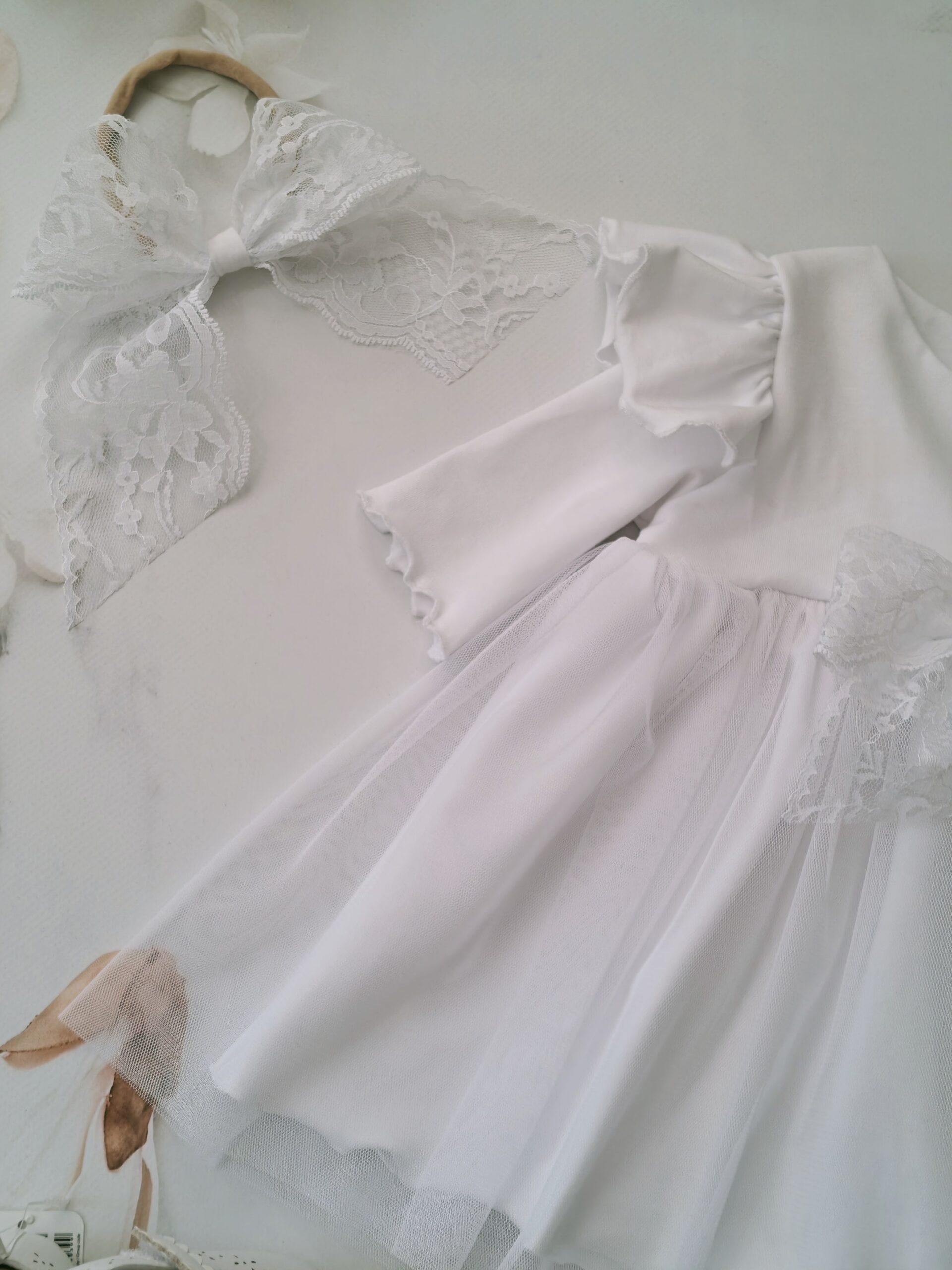 Urocza sukienka z tiulowym dołem i dodatkiem w rękawku - obrazek 2