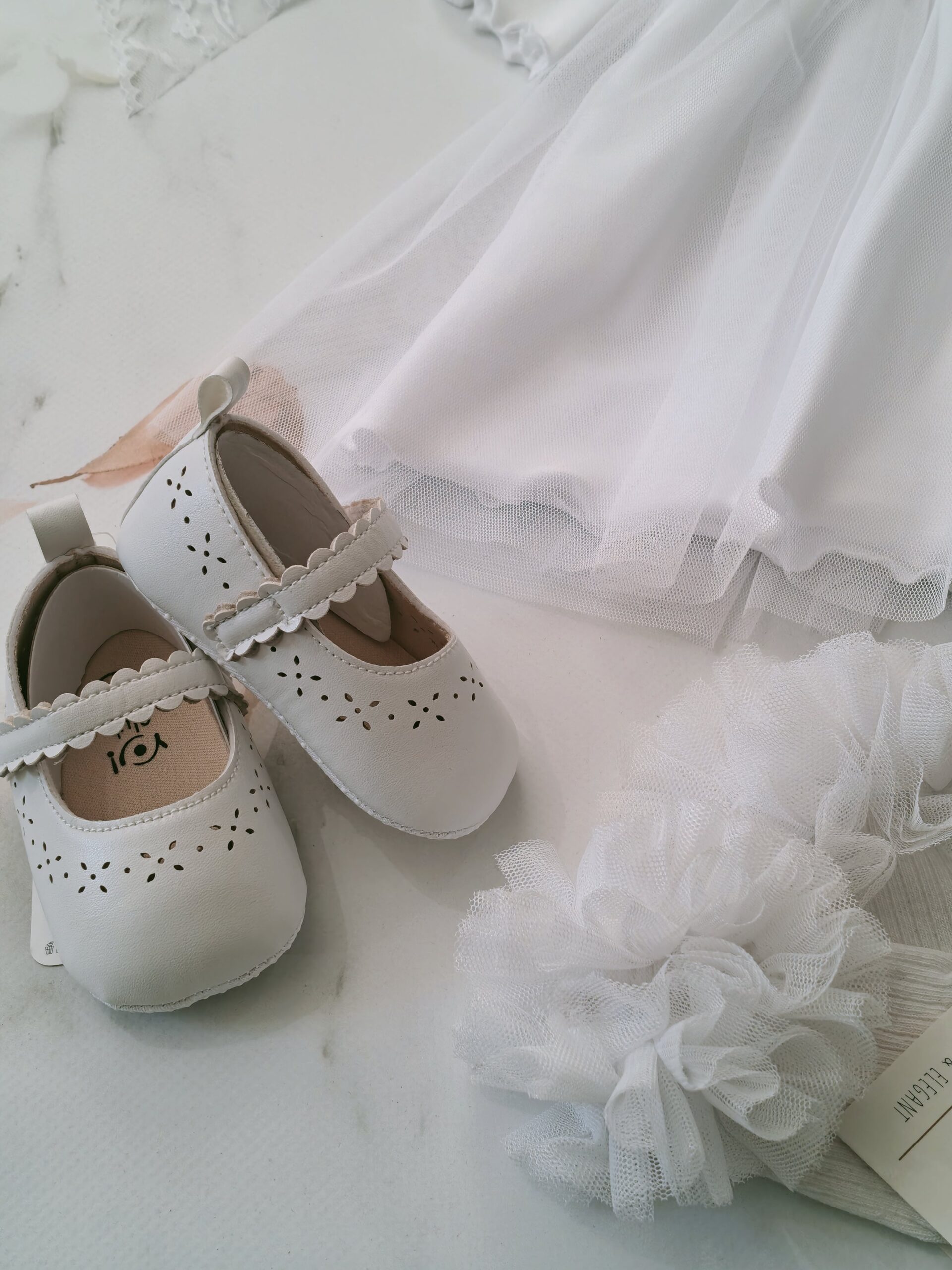 Urocza sukienka z tiulowym dołem i dodatkiem w rękawku - obrazek 5