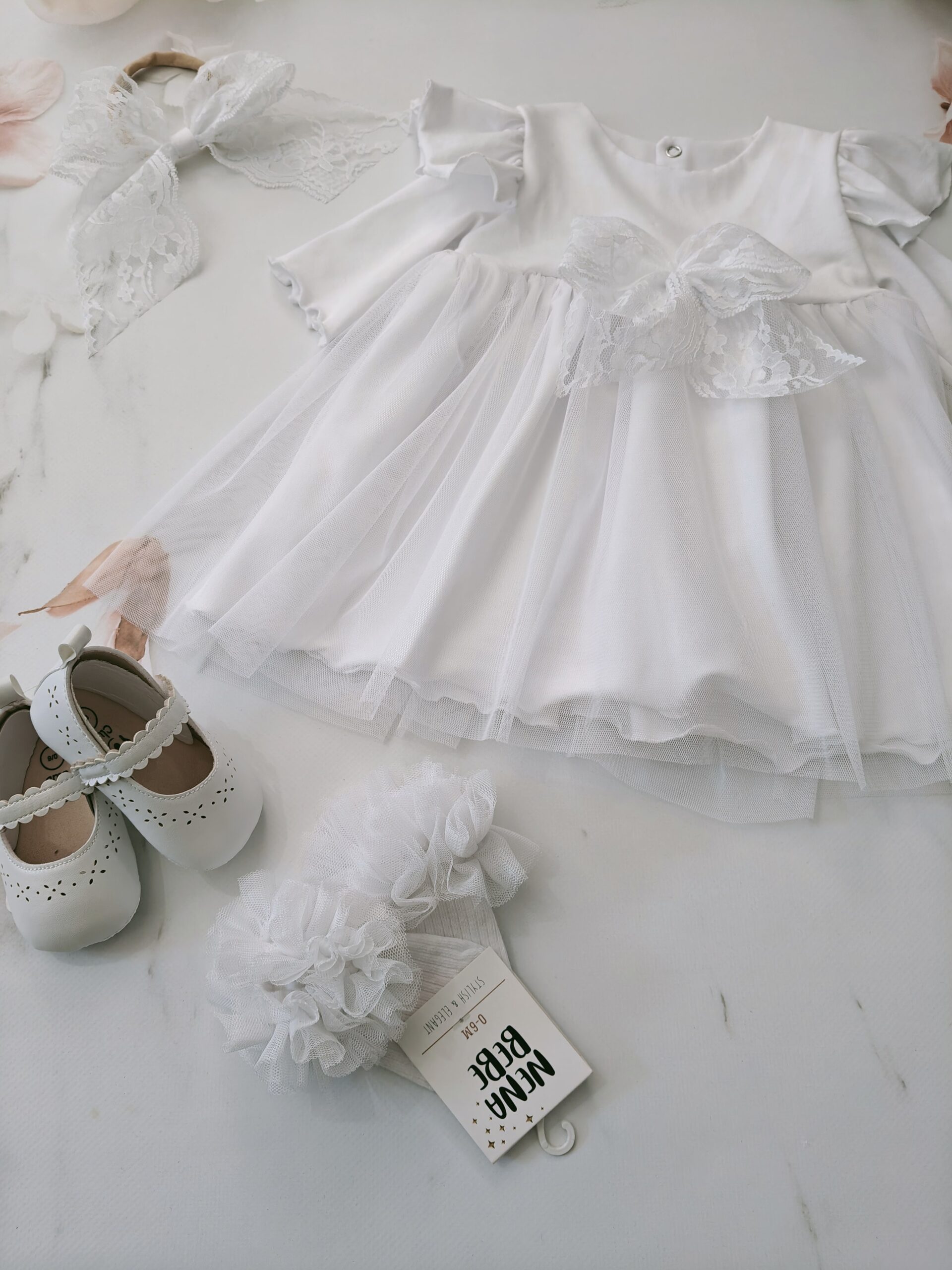 Urocza sukienka z tiulowym dołem i dodatkiem w rękawku - obrazek 4