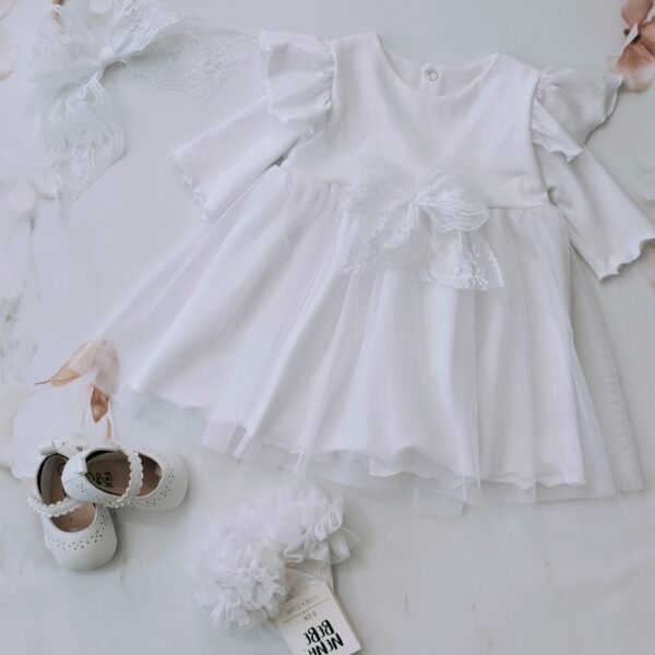 Urocza sukienka z tiulowym dołem i dodatkiem w rękawku