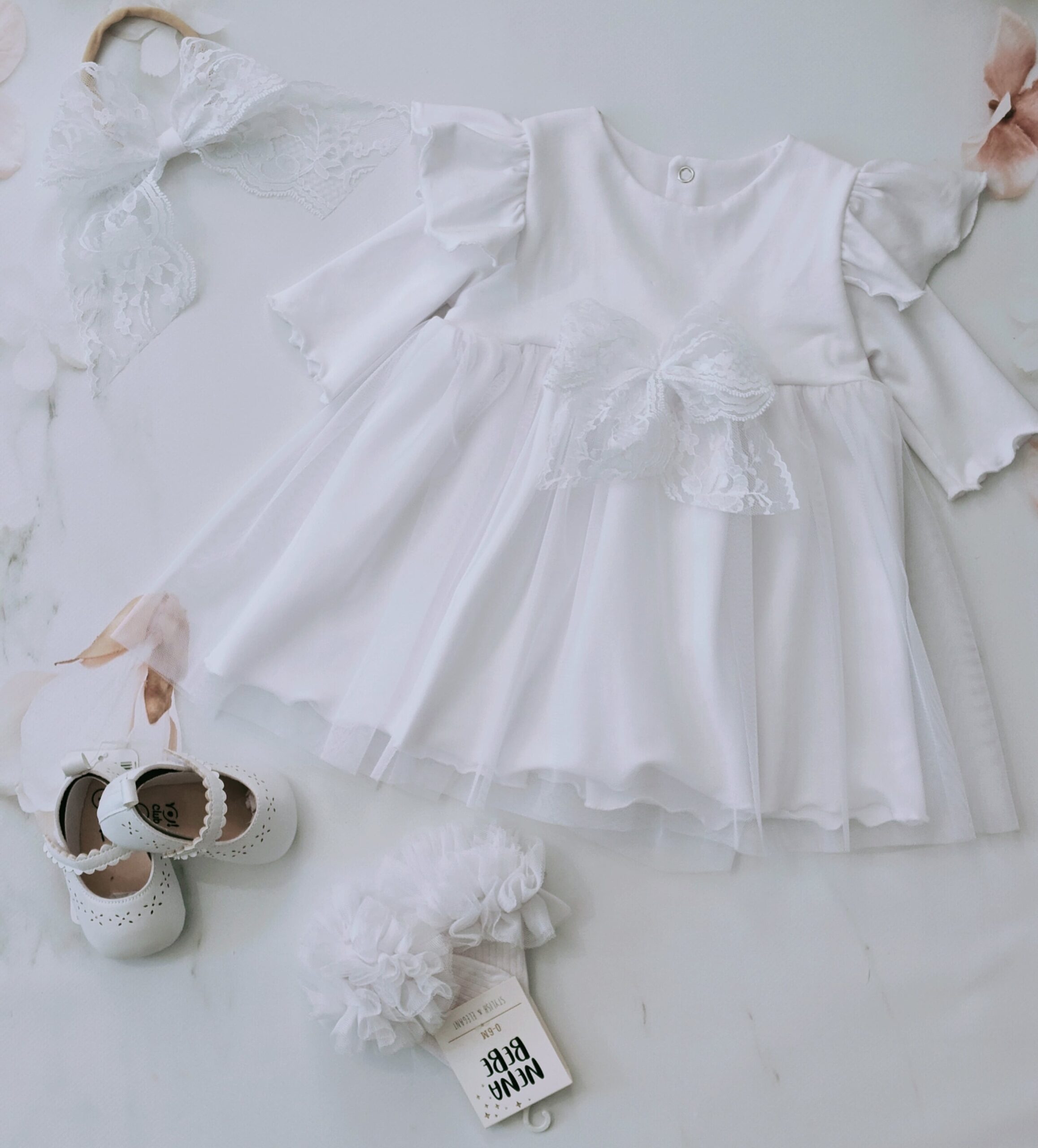 Urocza sukienka z tiulowym dołem i dodatkiem w rękawku